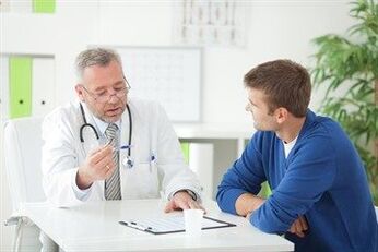Urolog konzultuje pacienta s chronickou prostatitidou